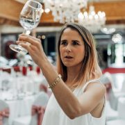 Hochzeitslocation - Frau Wetzel mit Glas